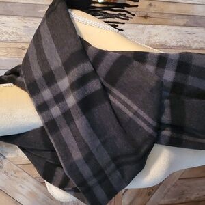 Enzo Mantovani 100% Chasmere Black/Gray tartan scarf 70" x 13". Stunning.